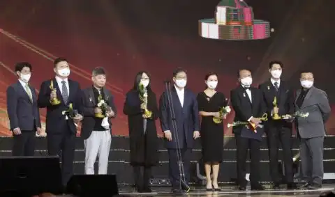 爱的迫降炫彬夫妻的世界金喜爱姜镐童获大众文化艺术奖总统表彰奖
