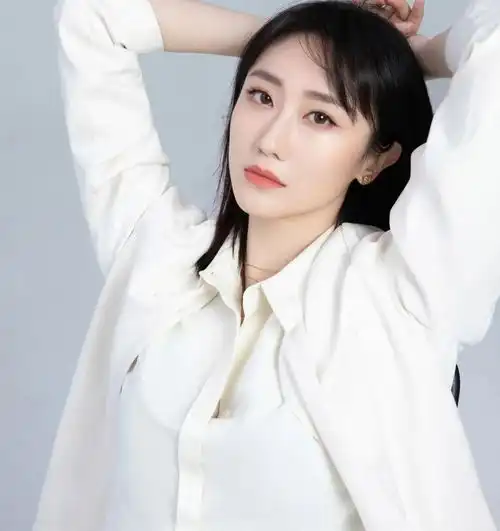 理想之城的董事长秘书安冬,出道3年,5次与于和伟同剧合作