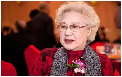 至今已98岁的秦怡,年老还这么美,揭秘她这一天是怎么过的