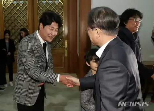 寄生虫剧组和文在寅总统共进午餐,宋康昊和小童星亲子装抢镜
