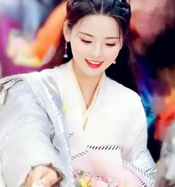 将夜2后杨超越再演古装剧,看到男主,网友断网也要追剧
