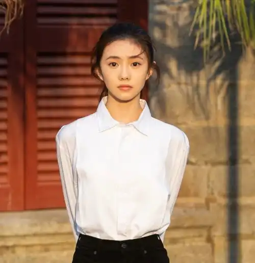 蓝盈莹一开口病娇感就上来了蓝盈莹颜值逆袭青春洋溢,34岁韵味十足,昔日辛酸表情哪去了
