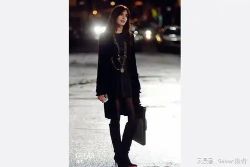 时隔16年,安妮海瑟薇在穿普拉达的女王中最爱的造型是
