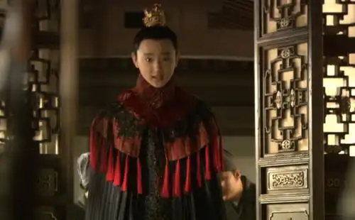 新版红楼梦中饰演过贾宝玉的于小彤,如今在冰火凤中大改优雅风