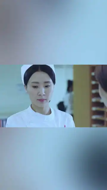 急诊科医生林雯拿出了自己昨天在地上捡到包工头给领导的贿赂款