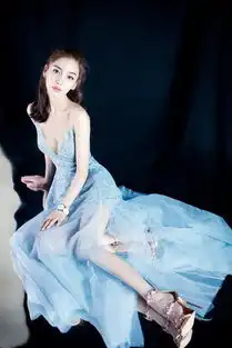baby优雅造型,一袭白色复古连衣裙,气场强大眼神魅惑
