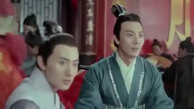 夜天子,国舅爷主动搭讪夏莹莹,夏莹莹借口有事离开
