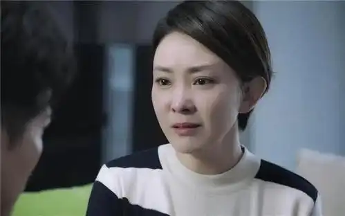 她曾是央视著名的主持人,因戏和张嘉译闹出绯闻,如今47岁仍洒脱
