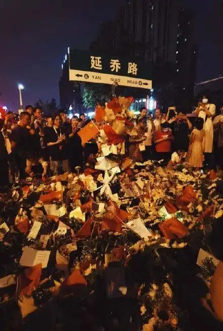 合肥延乔路路牌被鲜花包围,市民寄语这盛世如你们所愿
