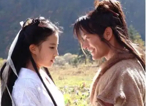 在黄晓明版神雕侠侣中,杨幂曾给刘亦菲打过伞
