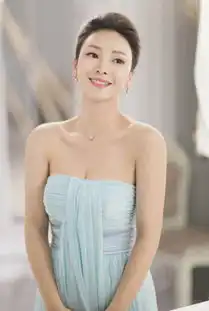 柳岩清新抹胸裙演绎别样性感
