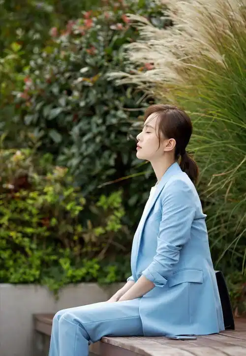 vogue晚宴现场群星汇集,刘诗诗气质超群,被夸像千金大小姐