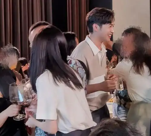 司藤开庆功宴,大家却在意放肆藤你座位,解绑意图很显然