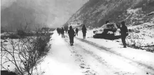 美军师长回忆长津湖逃命经过水门桥,奇怪没听见志愿军的枪炮