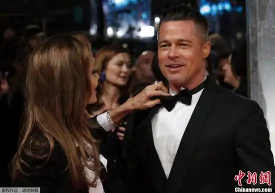 皮特发福留胡子变大叔上楼梯摔跤致左眼下方受伤