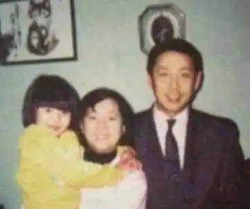 从厨师到央视主播,陈道明初恋放弃央视陪他去美国,如今怎样了
