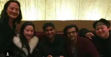 刘亦菲全素颜遭网友嘲发际线太高,旁边妈妈亮了