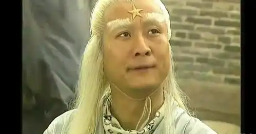 孙兴3次出轨,火遍法制节目,年过5旬仍当众激吻陌生银发女郎
