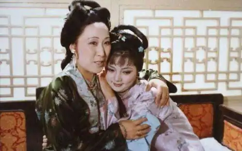 薛姨妈12枝宫花,为何全部送出给黛玉等人,原因或与宝钗有关