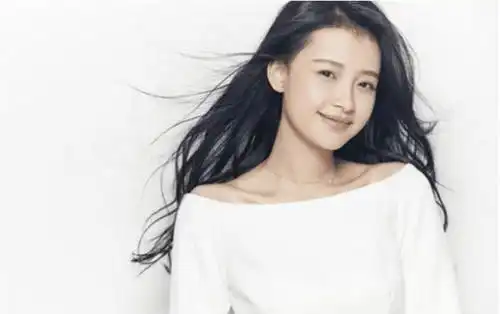 因长得太美被影帝追求,24岁就当上母亲,如今被丈夫宠成公主
