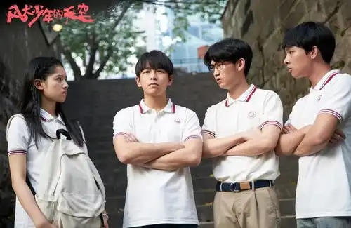 张婧仪人设崩塌被知名男主编搂肩出门遭嘲,背靠周迅陈坤也无用
