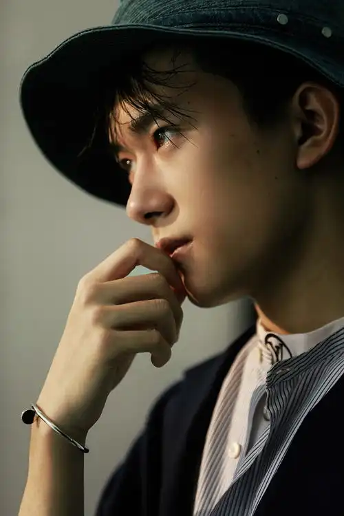 易烊千玺时尚大片花絮照曝光展少年忧郁气质