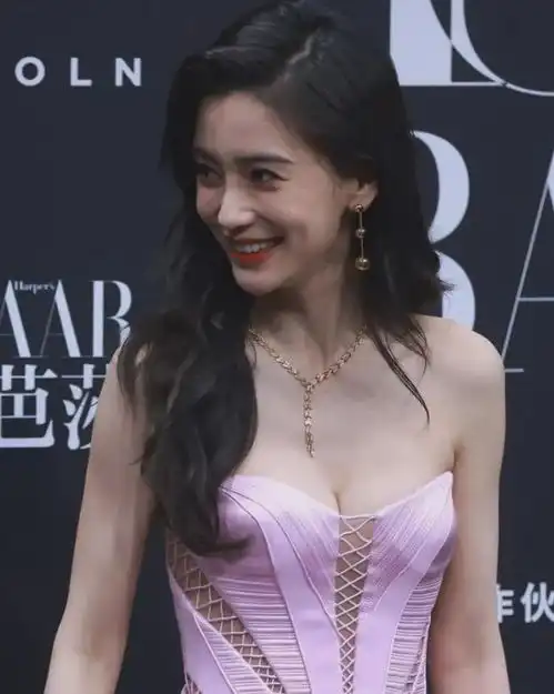 杨颖离婚后彻底放飞了穿抹胸裙秀身材,可一马平川差点没撑起来
