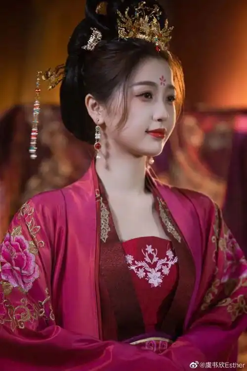 古装美女还得看内娱虞书欣还原唐代桃花妆
