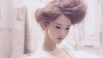 求林允儿几张爆美的正面图,单人扎头发的和随意洒落的都ok求不要被任何东西挡住脸,和头发
