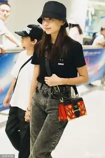 组图董洁牵手儿子现身机场顶顶黑白穿搭颜值高