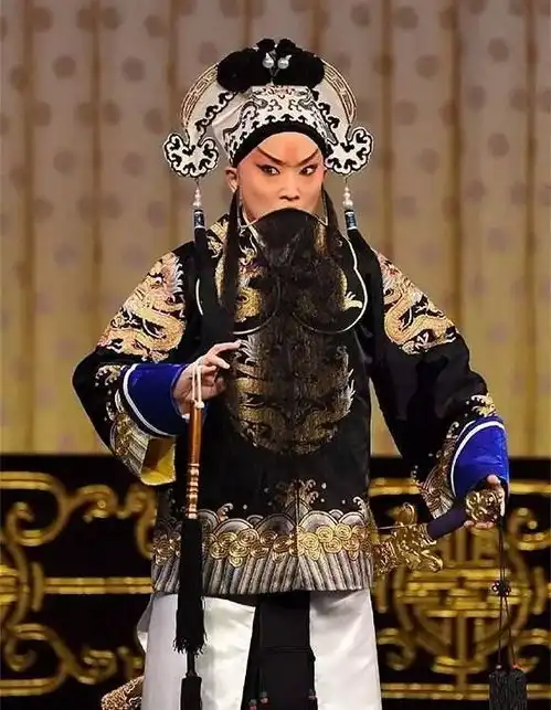 京剧网红王佩瑜早年女装照片被扒,网友不敢相信这是同一个人
