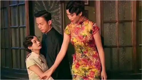 赵丽颖和何炅拍旗袍照,蔡少芬乱入拉何炅手,结果赵丽颖上手就打