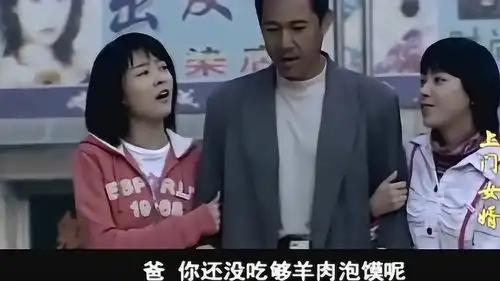 老总带闺女去饭店,亲生母亲隔着一步之遥不敢相认,满脸泪光
