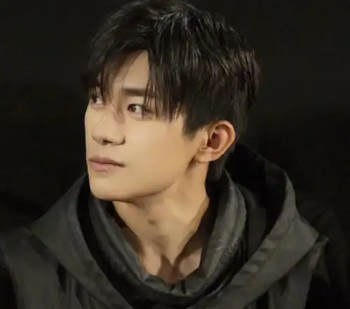 易烊千玺中国医生花絮曝出,纯素颜出镜成焦点,疲惫感藏不住
