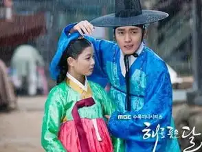 拥抱太阳的月亮
