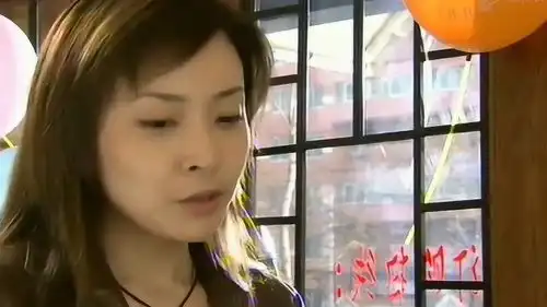女子来蛋糕店,被犯罪分子盯上,钱包里不少货
