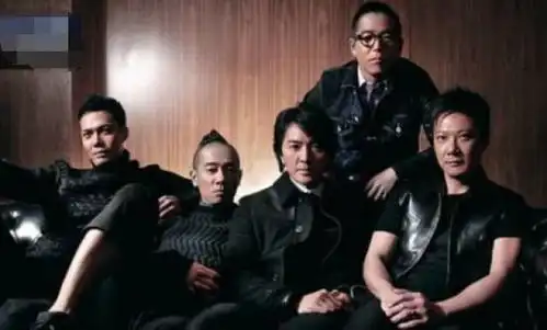 陈小春郑伊健年代秀同框,时隔多年默契还在,一个眼神就可以看出
