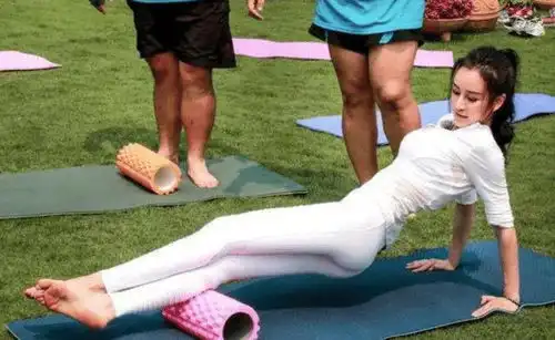 她是亚洲最美瑜伽教练,肤白貌美身材好,被成龙看中一炮而红