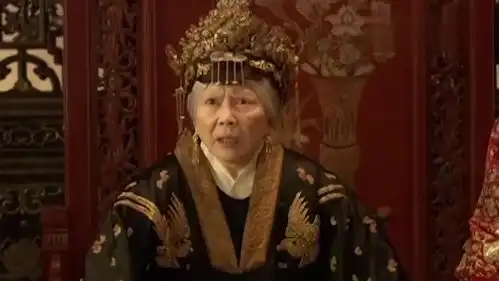 新版红楼梦平儿急忙禀告贾府女眷外面抄家产,王熙凤听了晕过去
