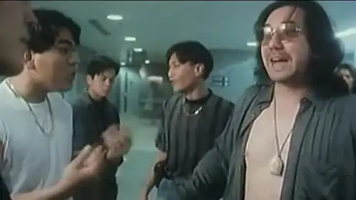 古惑仔大飞找上浩南算账,没想到被牧师踢中要害
