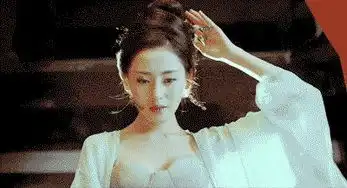 张天爱晒自拍,18岁的脸却有一双80岁的手,吓哭网友
