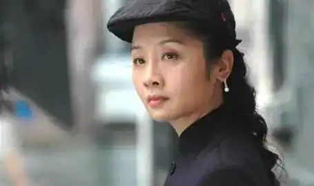 她将丈夫捧红后却遭离婚,前夫娶小7岁影后,而她与儿子相依为命
