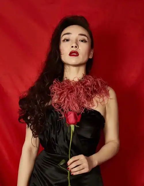 曾美慧孜古典气质超足,身穿高级丝绒黑裙亮相,却被流苏领抢镜
