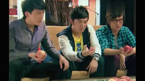 爱情公寓悠悠当曾小贤和一菲智力对决的裁判,挺有样儿的