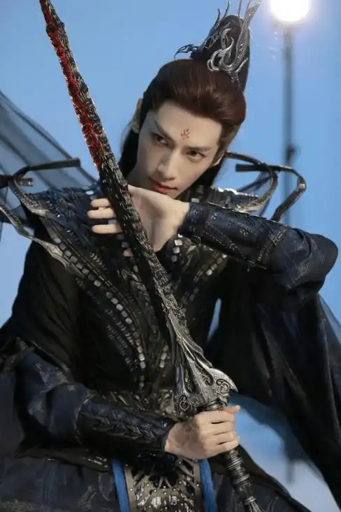 罗云熙新剧长月烬明官宣男主人设复杂带感引发期待
