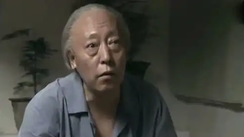 正阳门下老爷子博闻强识,春明拿酒换知识
