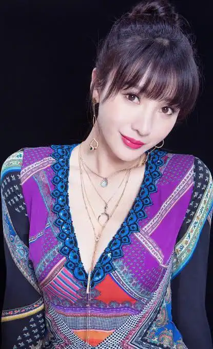 柳岩参加电影节,一席异域风格深v惹人注目,最新写真曝光
