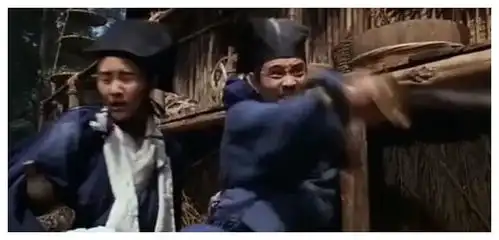 当年李嘉欣和李连杰拍笑傲江湖的时候,李嘉欣发现了个蝎子