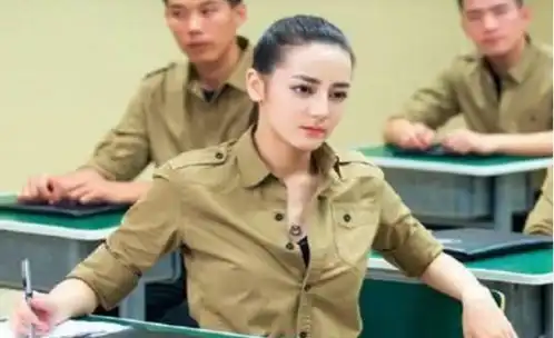 娱乐圈5位女明星穿军装谁最美迪丽热巴霸气十足
