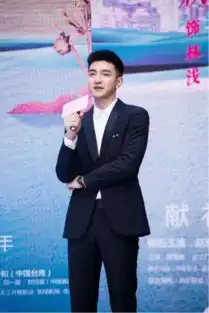 倾城时光武汉打卡刘凡菲逆天颜值秒圈粉,深夜发博金翰秒回
